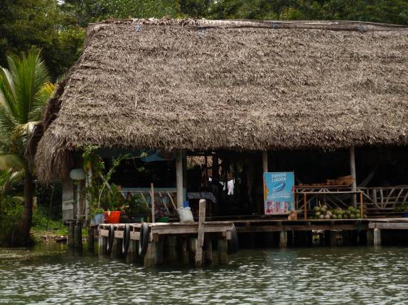Restaurante às margens do rio Dulce, no caminho para Livingston, no litoral da Guatemala
